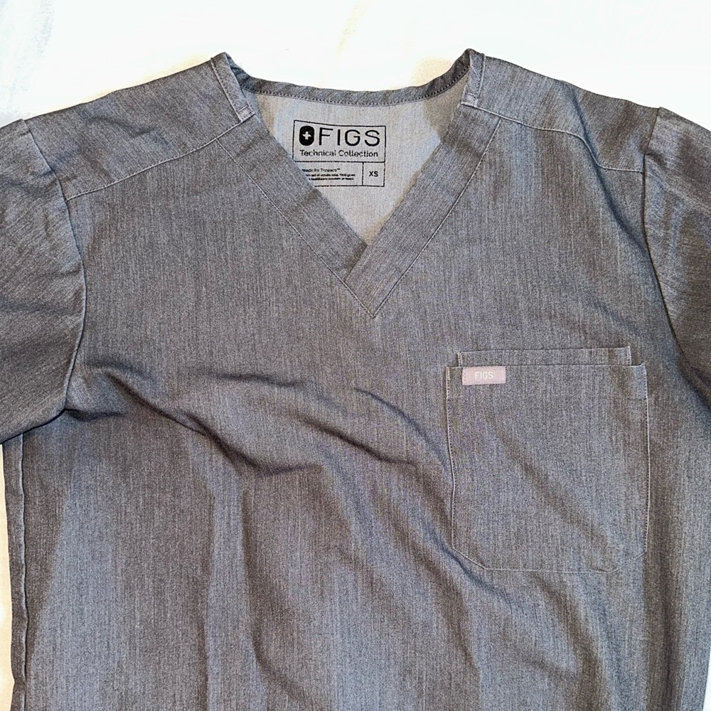 FIGS XS Graphite Leon Two-Pocket scrub top